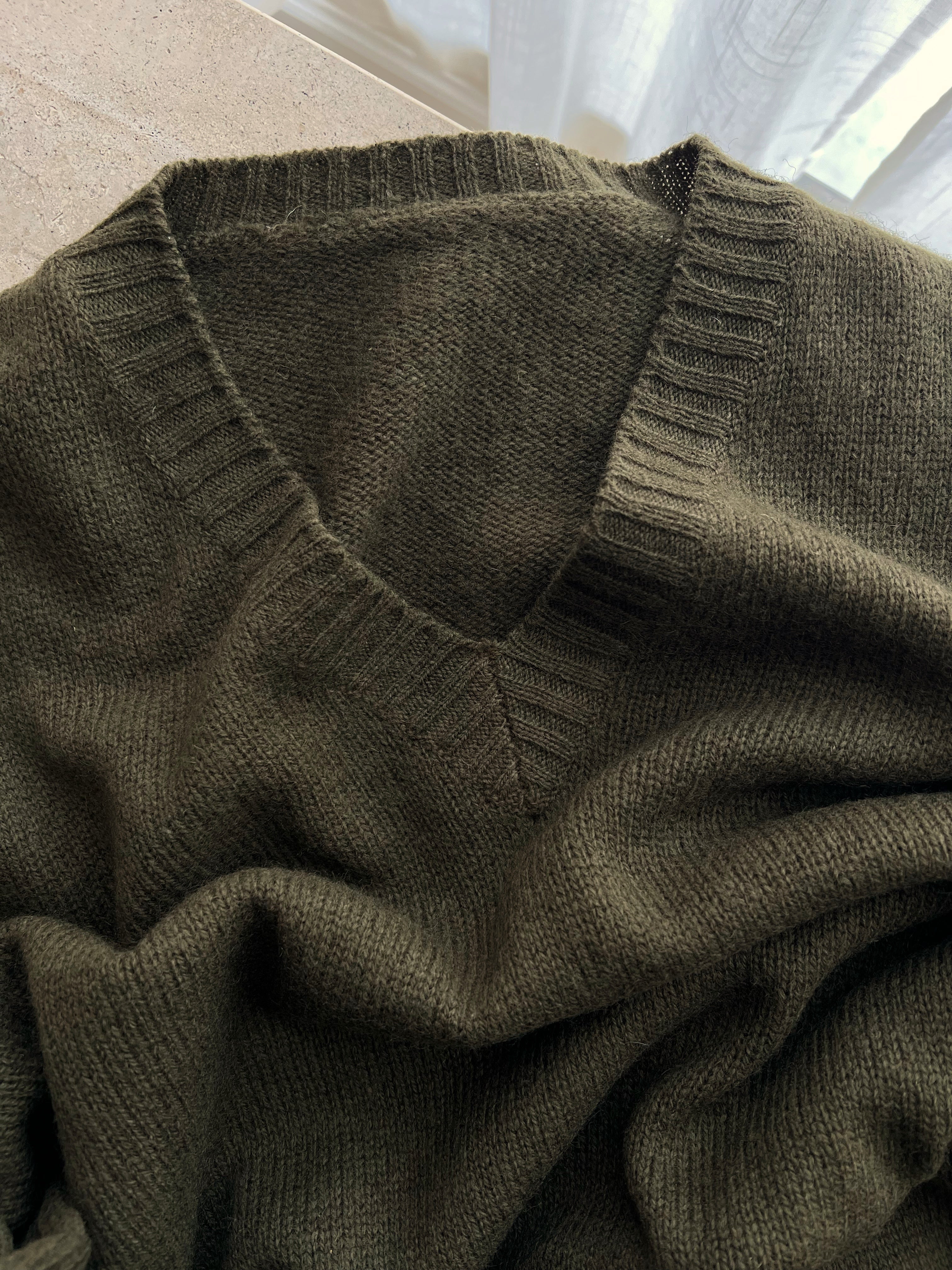 100% wool dark green classic pull