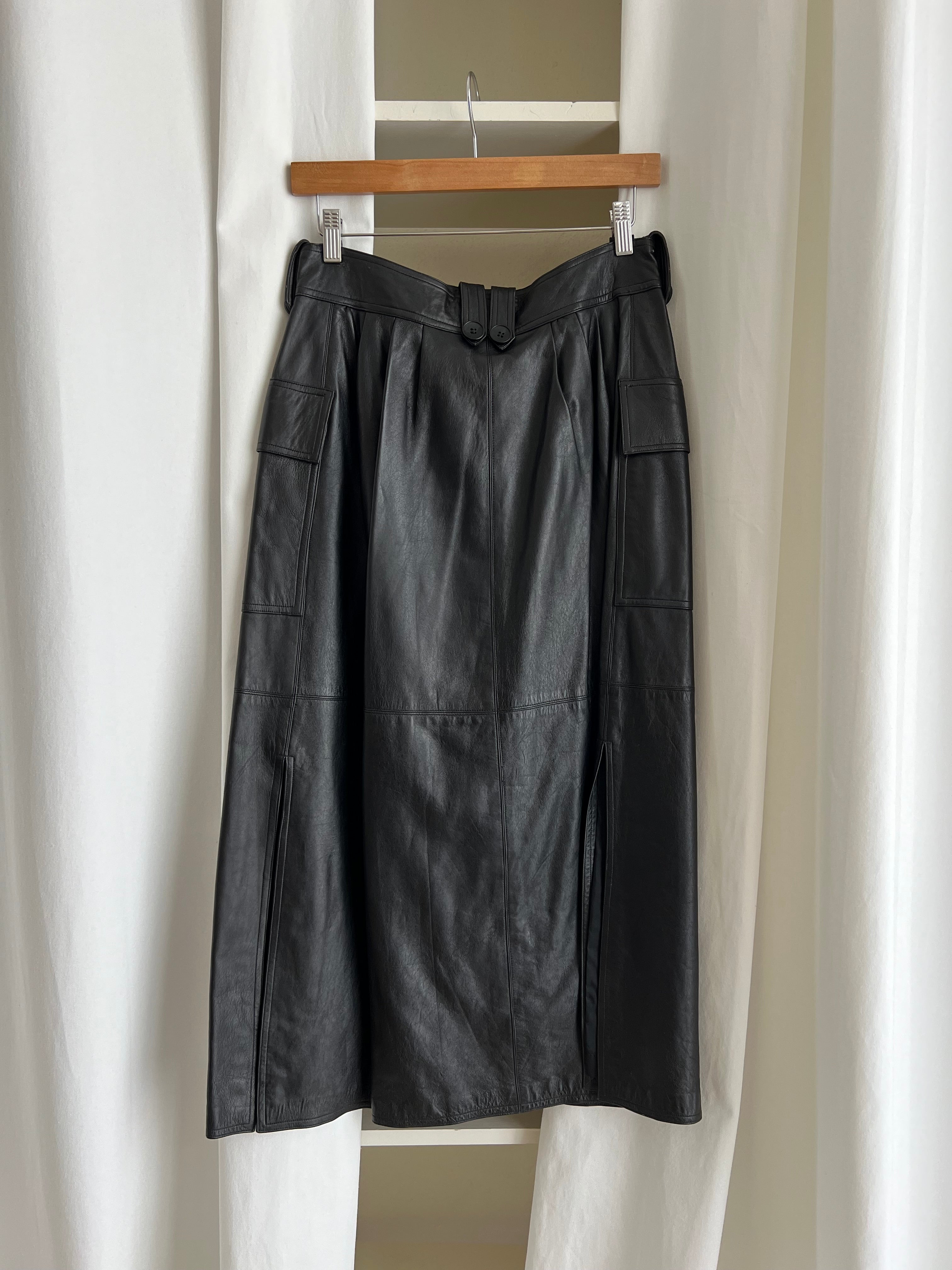 100% leather buttoned skirt